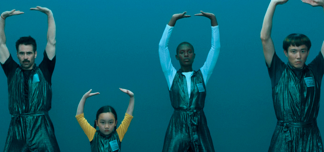 Yang, Mika, Jake et Kyra, les personnages principaux, dansent sur un fond bleu. Ils ont les bras en l'air.