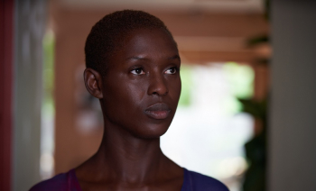 Kyra regardant vers la droite. Elle porte un top mauve.