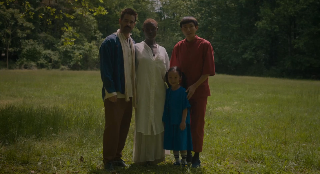 Jake, Kyra, Mika et Yang se tiennent debout dans une clairière, face à la caméra. Ils posent pour prendre un photo de famille. Jake est à l'extrême gauche, Yang à l'extrême droite. Kyra est à côté de Jake et Mika est située entre Yang et Kyra.