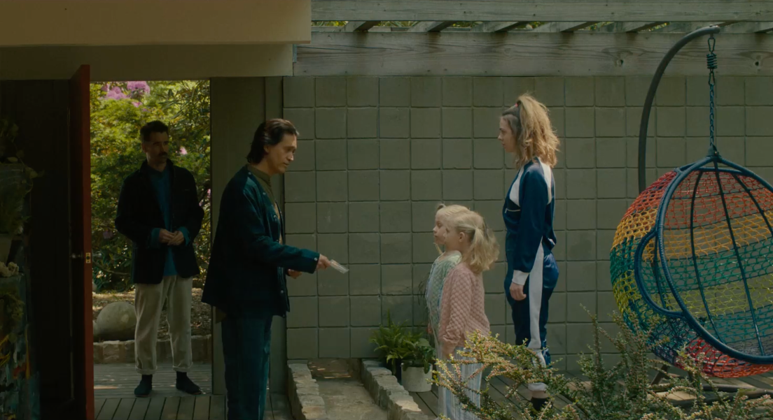 George, le voisin de Jake, tends une photo à ses deux filles ainsi qu'à son clone. Jake se tient sur le pas de la porte menant à un jardin. Un fauteuil est situé sur la droite des filles de George.