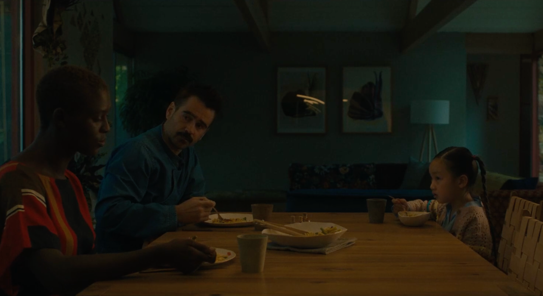 Kyra, Jake et Mika mangent autour d'une table. Kyra est en train de parler et Jakre, ainsi que Mika la regardent. En arrière plan, nous pouvons voir le salon, plongé dans le noir. Un plat est situé au centre de la table.