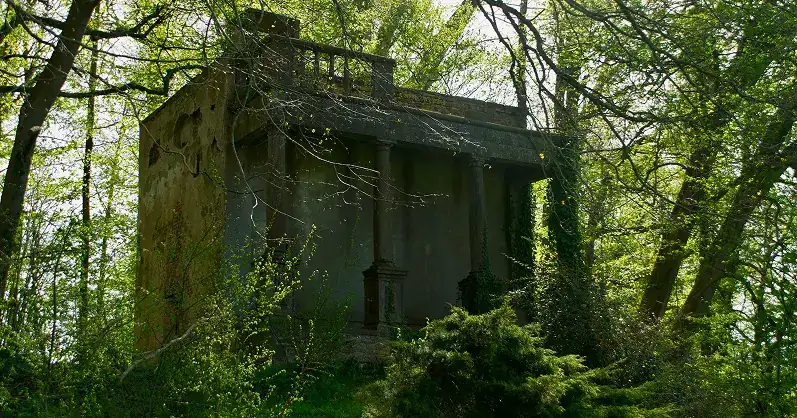 Pavillon des Bains dans le parc paysager classé du Château d’Attre, patrimoine de Wallonie, Hainaut