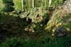 Vue du dessus de la grotte dans le parc à l’anglaise du Château d’Attre