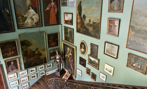 Cage d’escalier vue du dessus au Château d’Attre, décors originaux du XVIIIe siècle