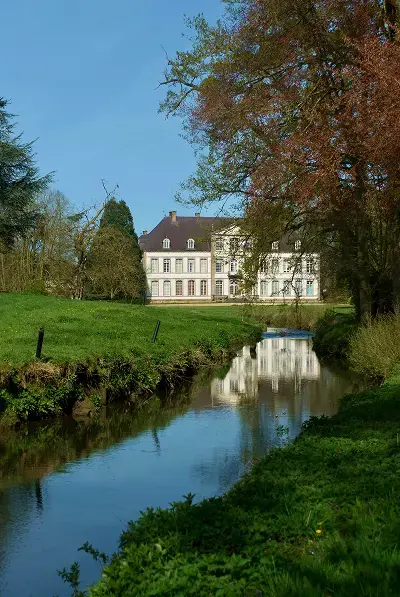 Façade néoclassique du Château d’Attre vue depuis le parc longeant la Dendre, Hainaut