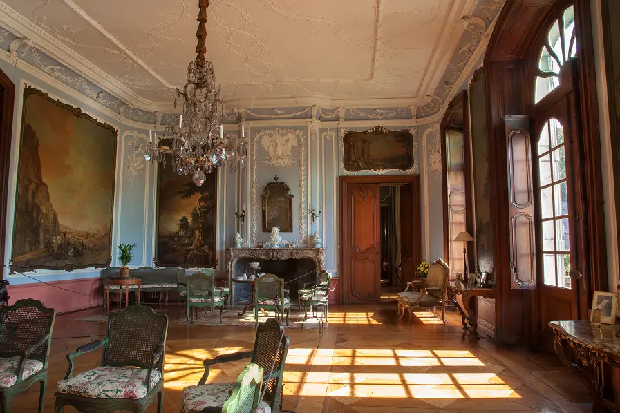 Grand salon avec mobilier Louis XV d’époque intact au Château d’Attre