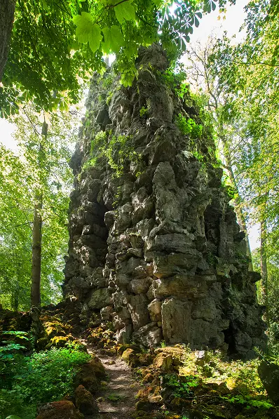 rocher artificiel de 33 mètres construit dans le parc du Château d’Attre