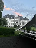 Château d’Attre illuminé sous une tente de réception – privatisation pour évènement en Wallonie, Hainaut