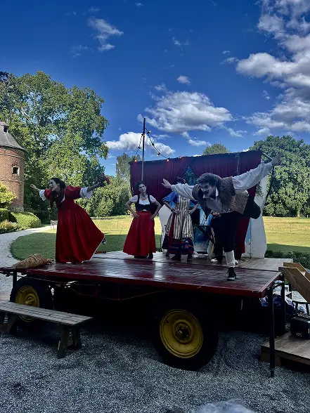 Représentation théâtrale en plein air au Château d’Attre – spectacle en Hainaut