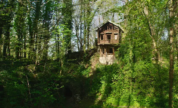 Chalet suisse dans le parc à l’anglaise du Château d’Attre, curiosité romantique du XVIIIe siècle