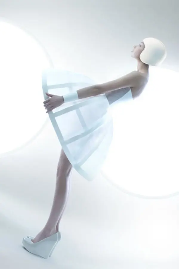 femme futuriste, robe courte blanche volumineuse et couvre-cheffe futuriste