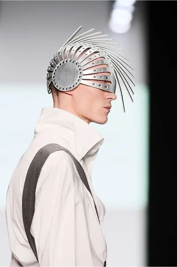 homme avec couvre-cheffe futuriste