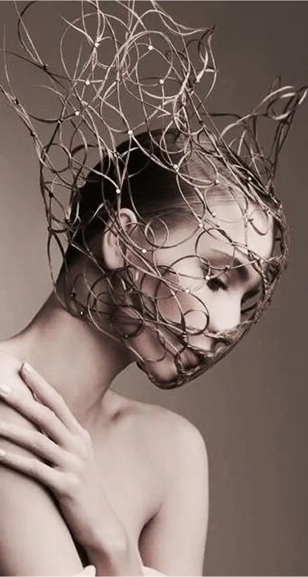 femme avec un casque avant-gardiste