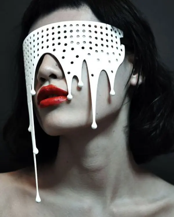 femme portant un rouge à lèvre rouge et des lunettes avant-gardiste blanche