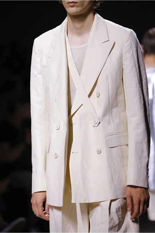 hommme en costume blanc