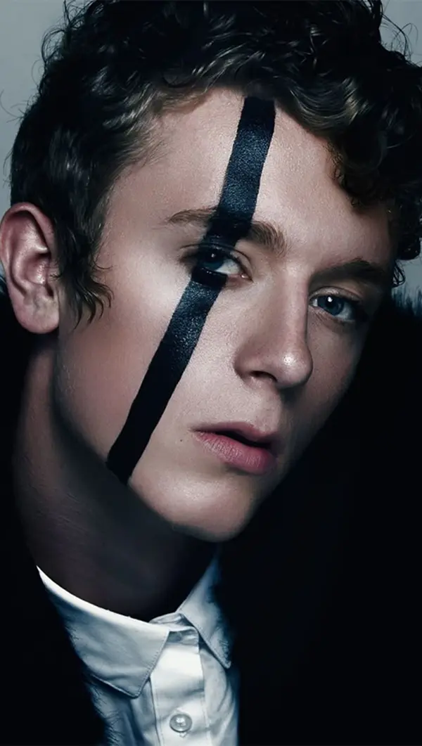 homme avec un makeup: bande noir traverservant son visage verticalement au niveau de son oeil droit