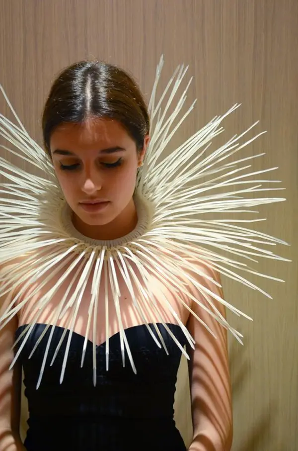 femme avec bustie noir et collerette blanche