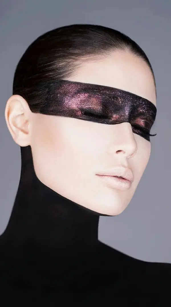 femme avec bandeau noir brillant au niveau des yeux